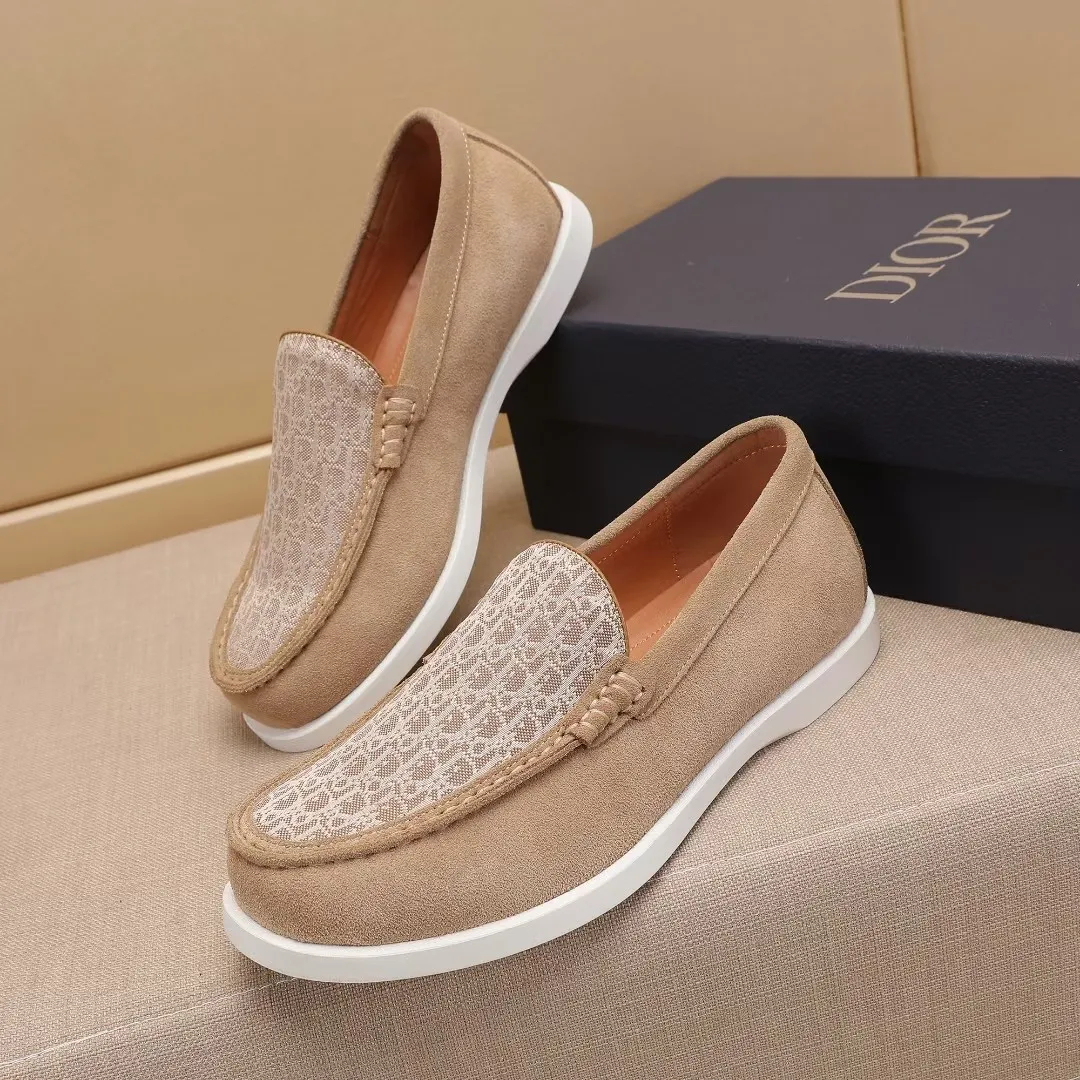 Men's Men's Shoes 💰400 [New Style] 🏍️🏍️Dior - This Dior Granville loafer is a casual dress shoe. Crafted from luxuriously soft beige suede, it features a beige Oblique print panel on the upper. The lightweight cream-white rubber sole is more sophisticated. The Dior Oblique pattern is engraved on the outsole to enhance the style, and the Dior logo is engraved on the back side. Adds elegance to any casual look.